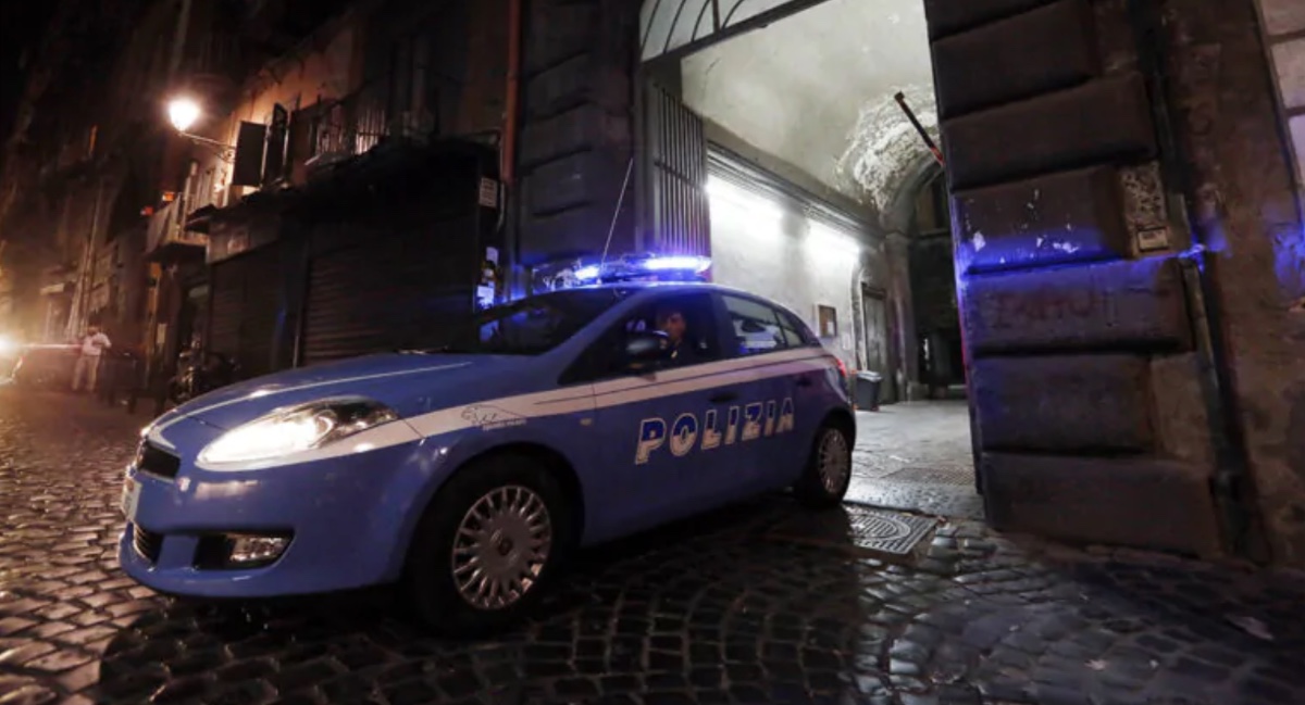 Roma, rapinano un uomo nell'androne di casa: picchiati perdono il cellulare