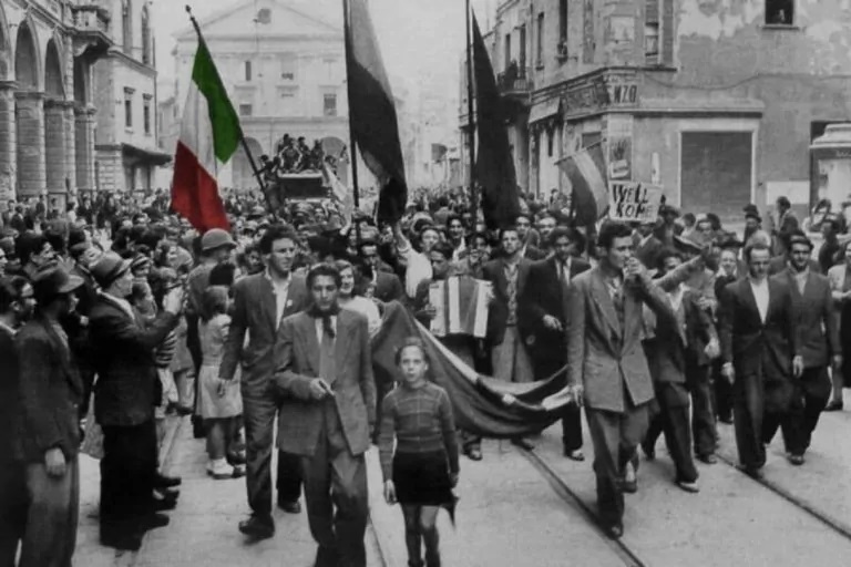 Fiaccolata per la Festa della Liberazione: alla manifestazione spuntano le bandiere della Palestina