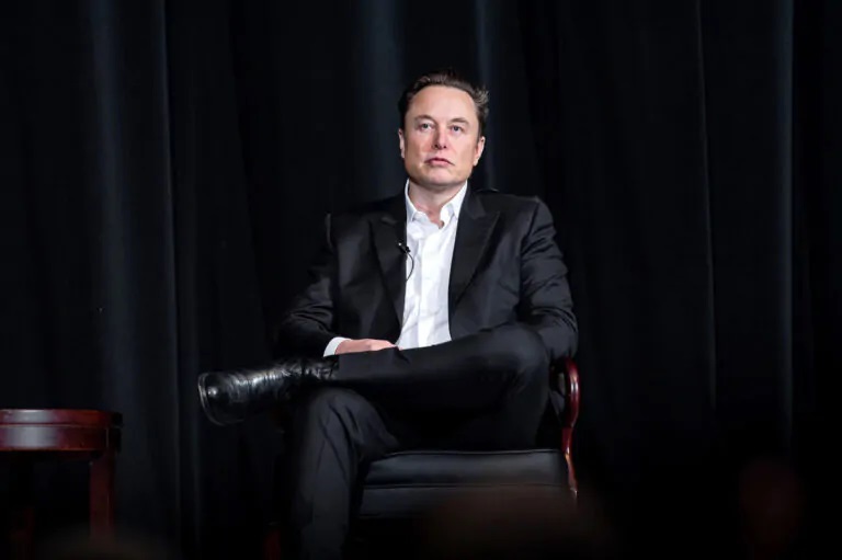 La previsione di Elon Musk sull'IA: supererà intelligenza umana entro il 2025