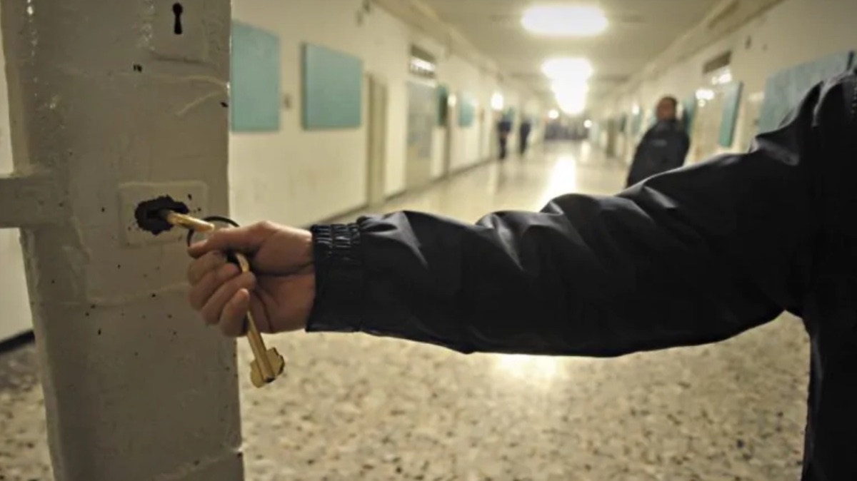 Brescia, evade dai domiciliari e va a Rimini a costituirsi: "Mi serve aria buona"
