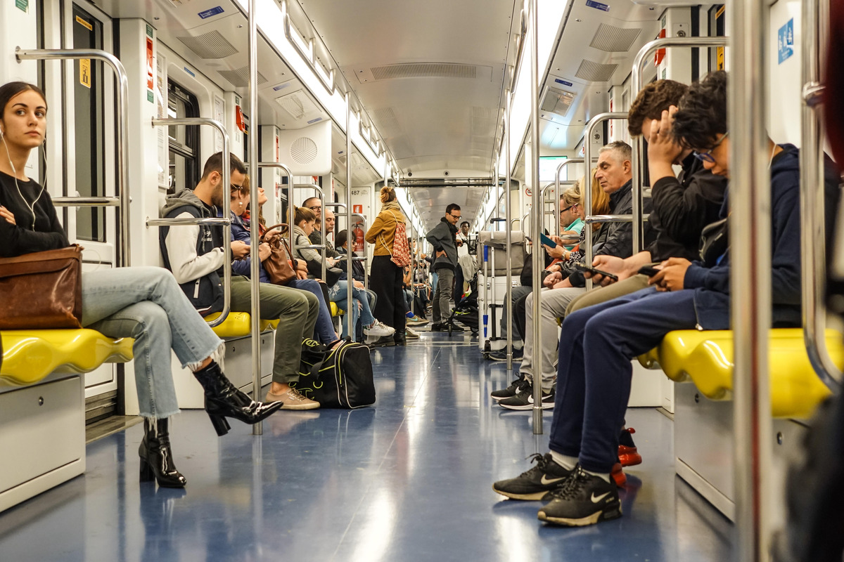 Spinge una ragazza sui binari della metro di Milano: arrestato per tentato omicidio