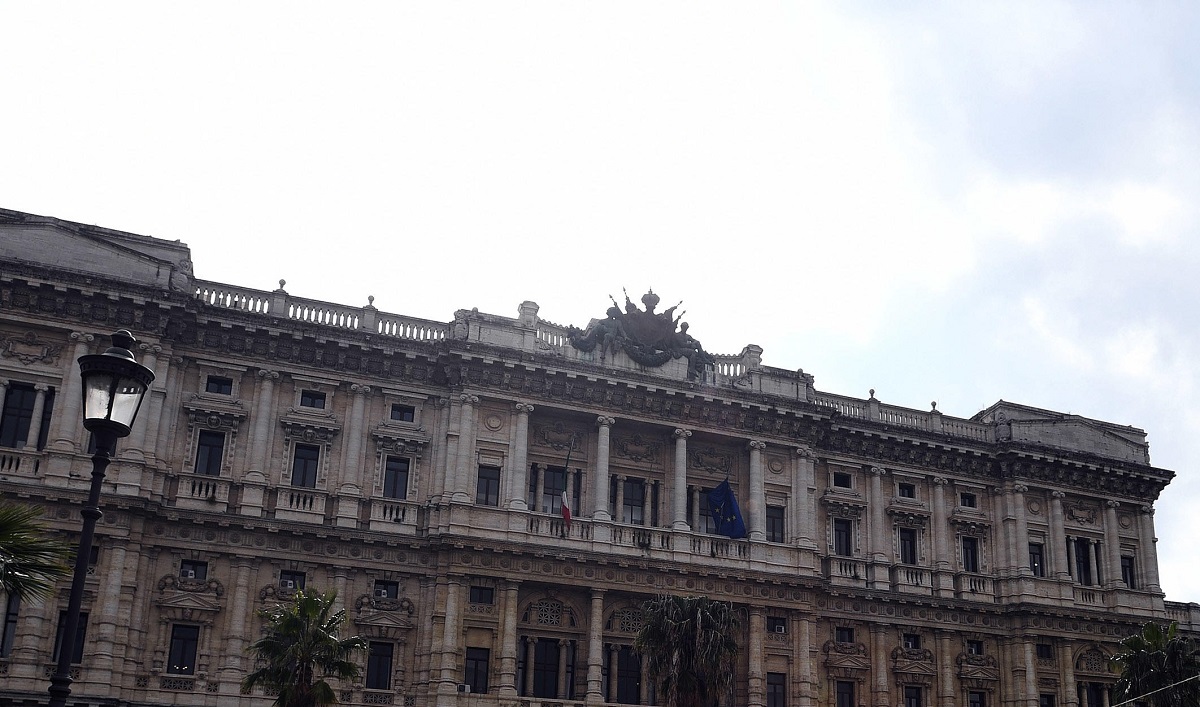 Le Sezioni Unite della Corte di Cassazione: "Il saluto romano può essere un reato anche se fatto a fini commemorativi"