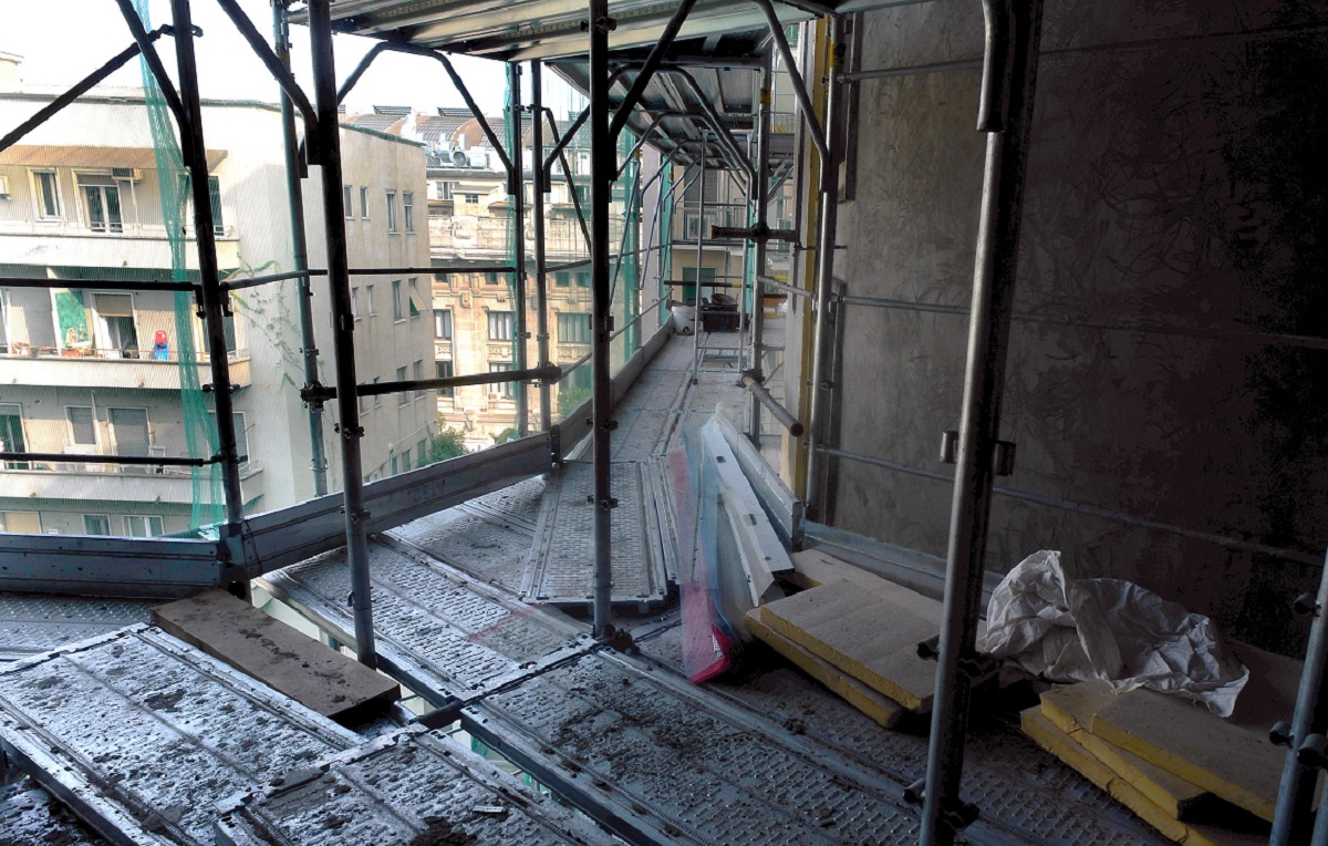 Incidente sul lavoro a Milano: operaio di 18 anni precipita in cantiere