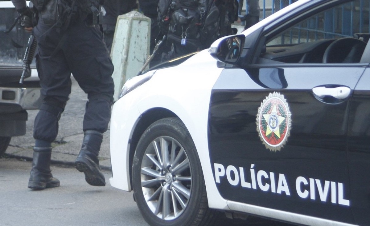 Uccide la madre e le taglia una mano per prelevare dal bancomat