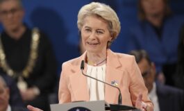 Eurodeputata rumena espulsa dall'Aula del Parlamento europeo: le urla e la museruola