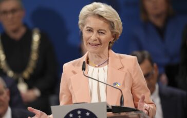 Eurodeputata rumena espulsa dall'Aula del Parlamento europeo: le urla e la museruola