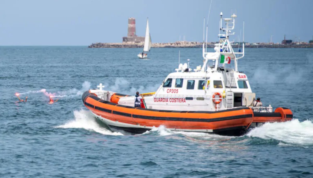 Napoli, nave contro banchina del porto: diversi feriti