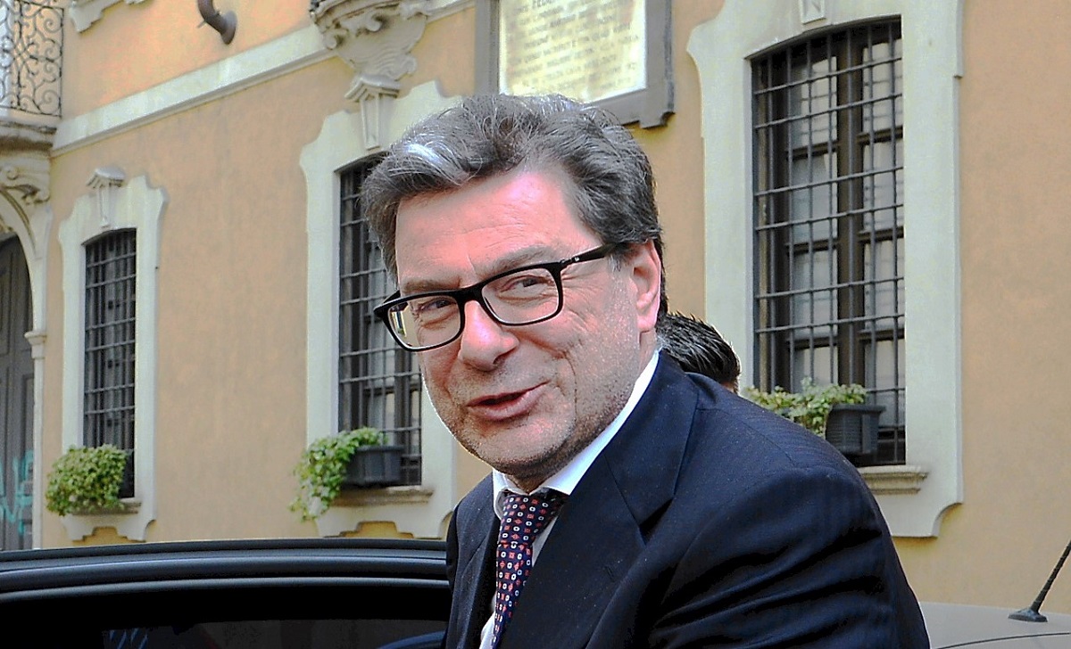 Giancarlo Giorgetti attacca Roberto Vannacci, le dure parole: "Non è della Lega"