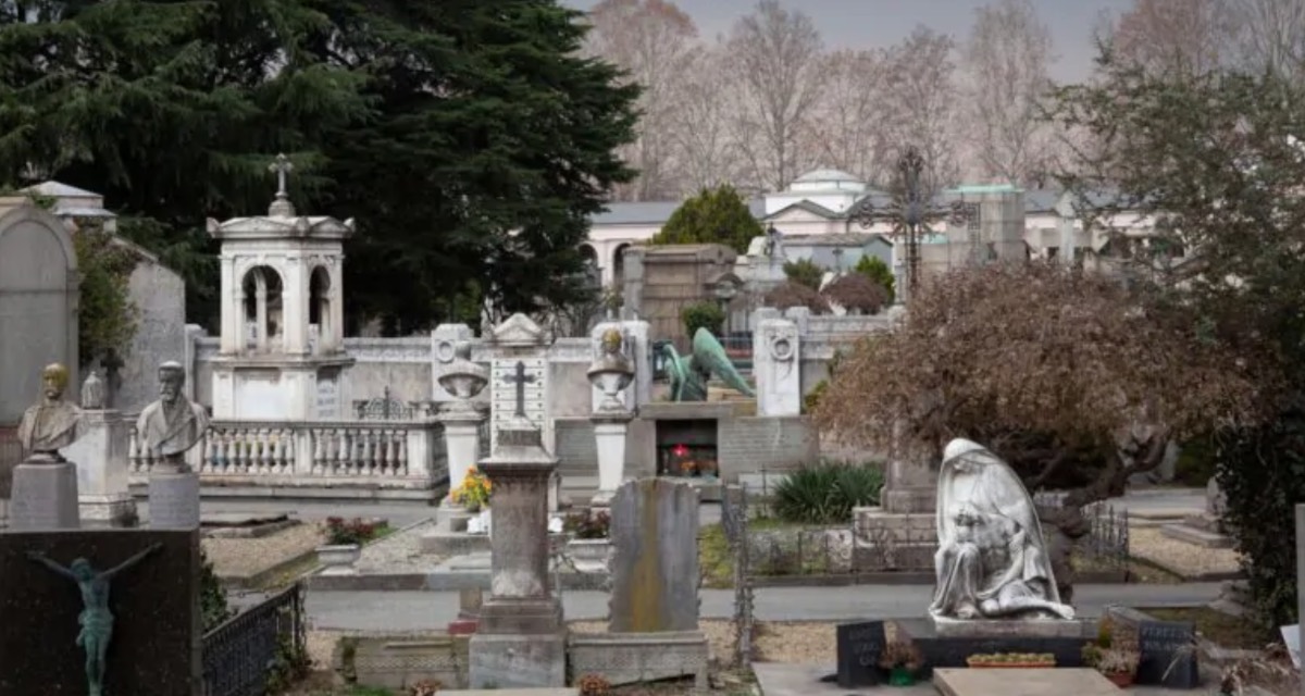 25 Aprile a Varese: il saluto romano del gruppo Do.Ra alla tomba di un camerata