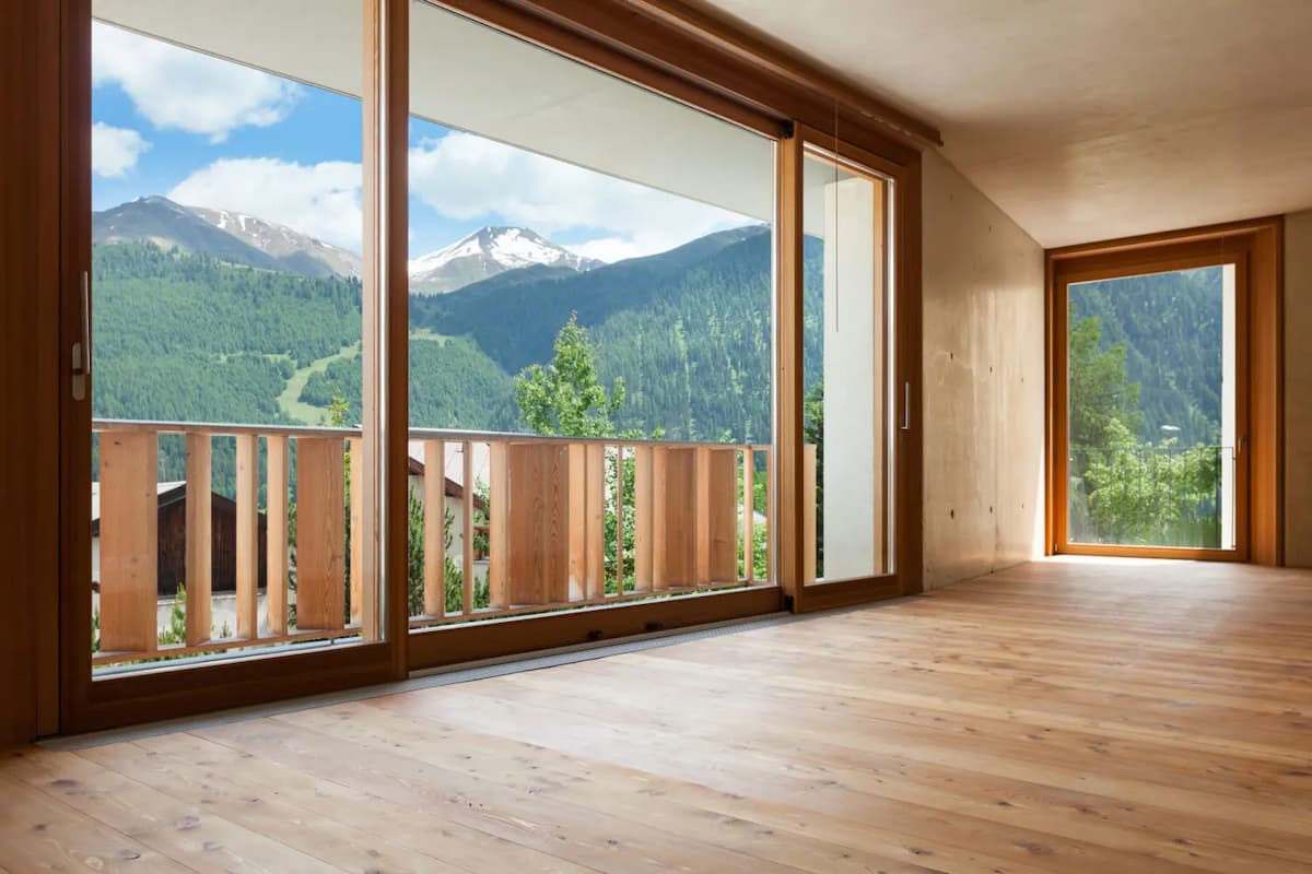 Infissi in legno: soluzione isolante e versatile per il tuo arredamento