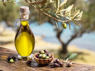 Olio d'oliva contro il cancro, 3 cucchiai al giorno riducono il rischio di morte