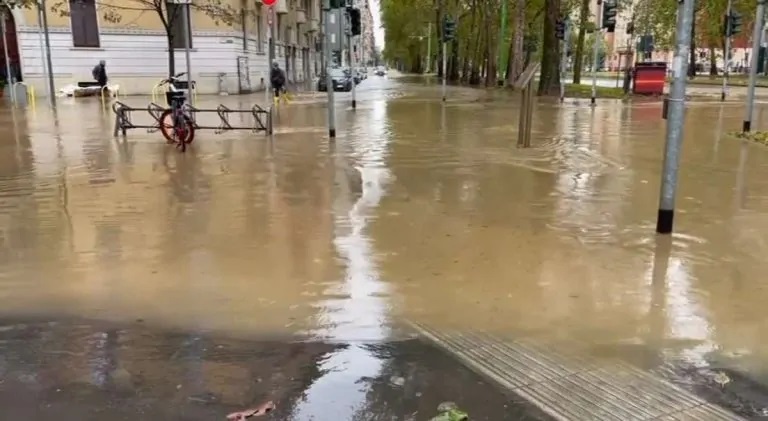 Il nubifragio mette in ginocchio Milano: le forti piogge causano un allagamento delle strade