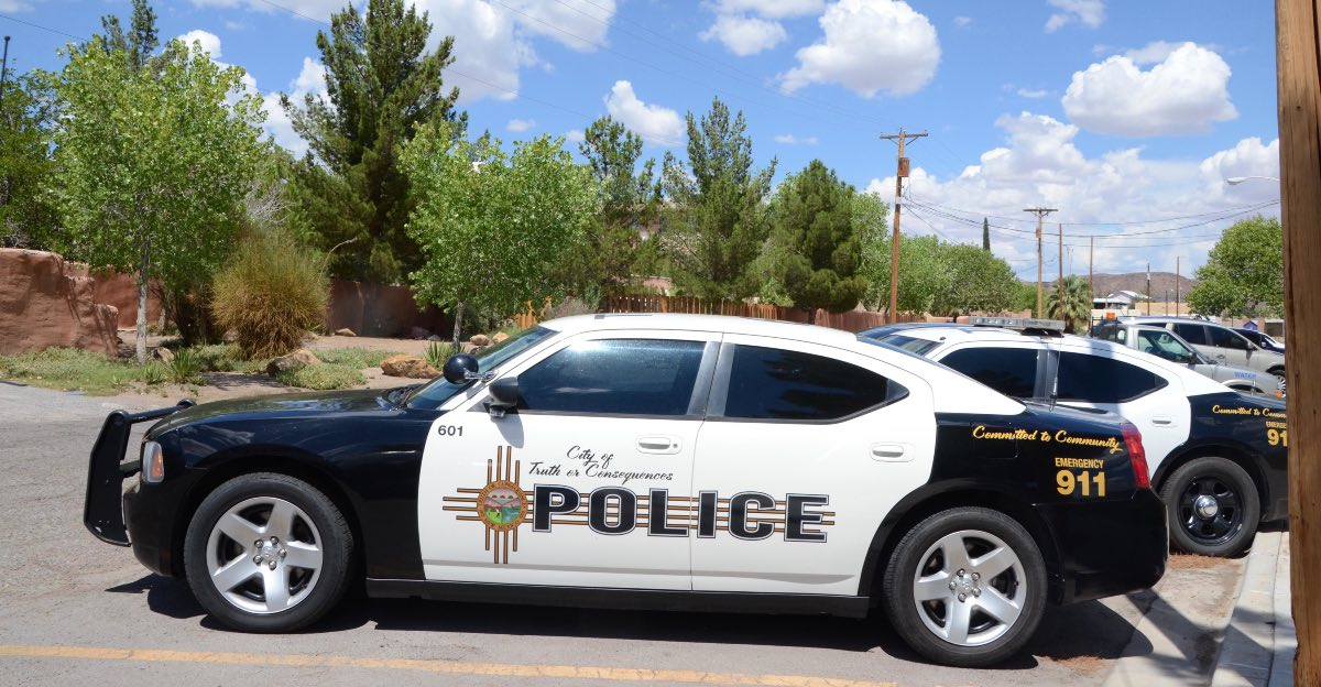 Las Cruces, voragine nel vialetto di una casa: auto danneggiate