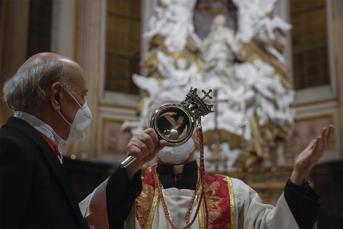 Napoli, miracolo di San Gennaro: il sangue si è sciolto al secondo tentativo