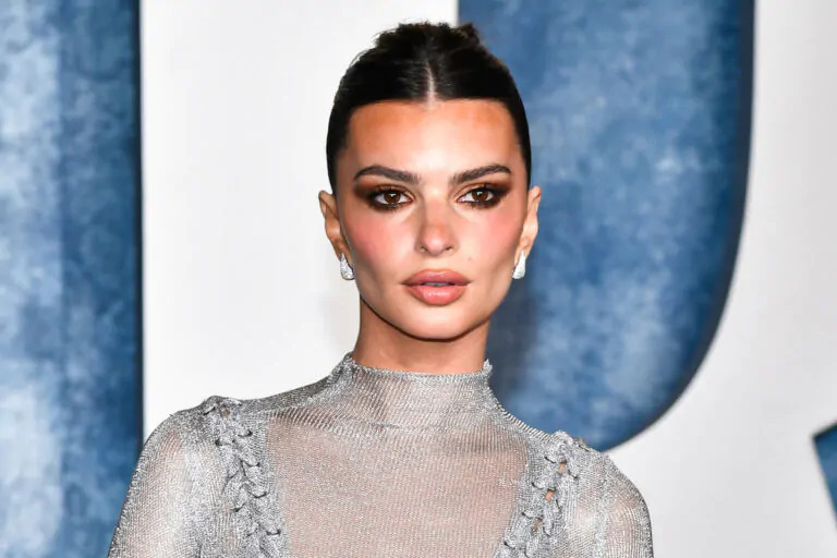 Emily Ratajkowski si schiera con Stormy Daniels contro Trump: la sua t-shirt lo dimostra