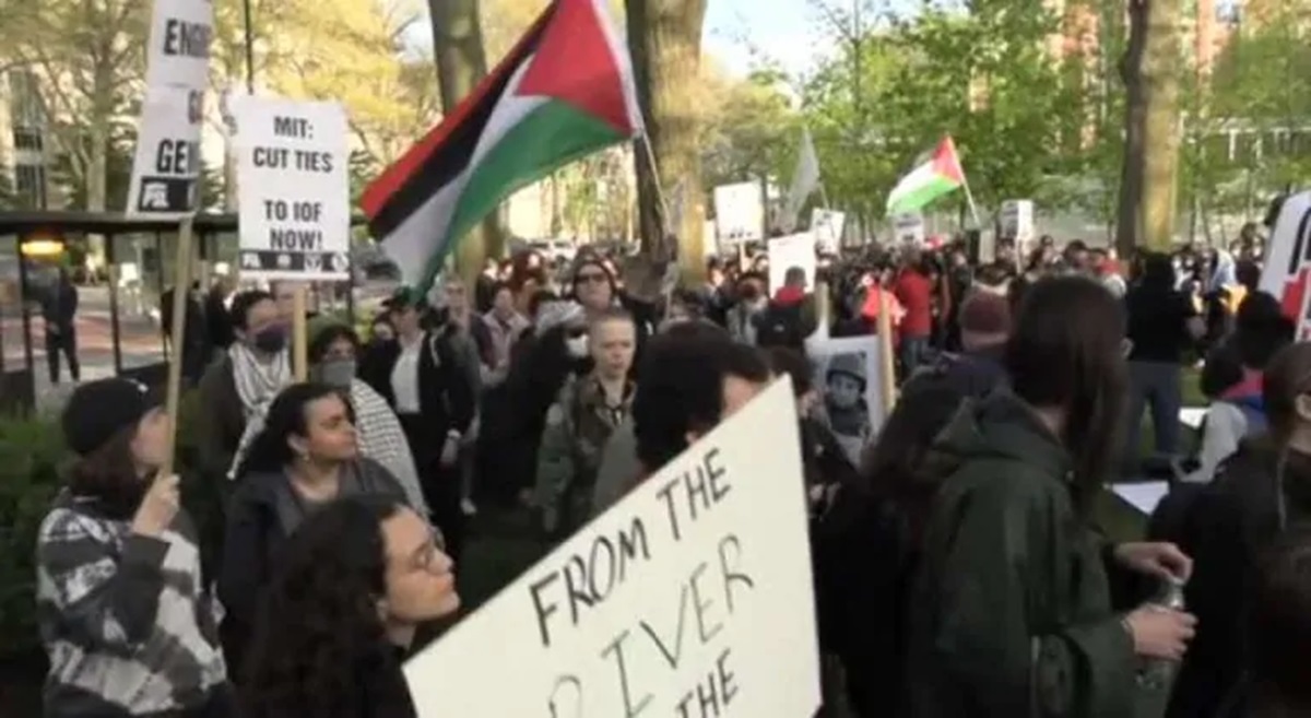 Virginia, lacrimogeni della polizia sui manifestanti pro Gaza
