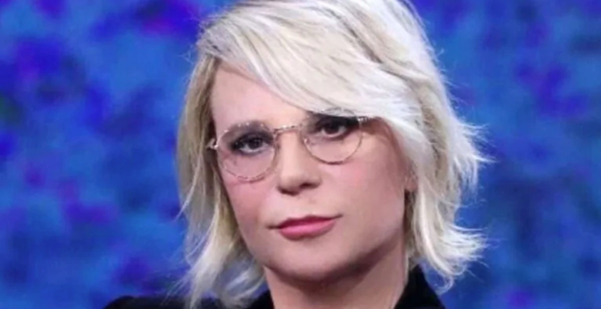 Uomini e Donne, Maria De Filippi furiosa con un cavaliere: "Chi sei tu per rivolgerti così?"
