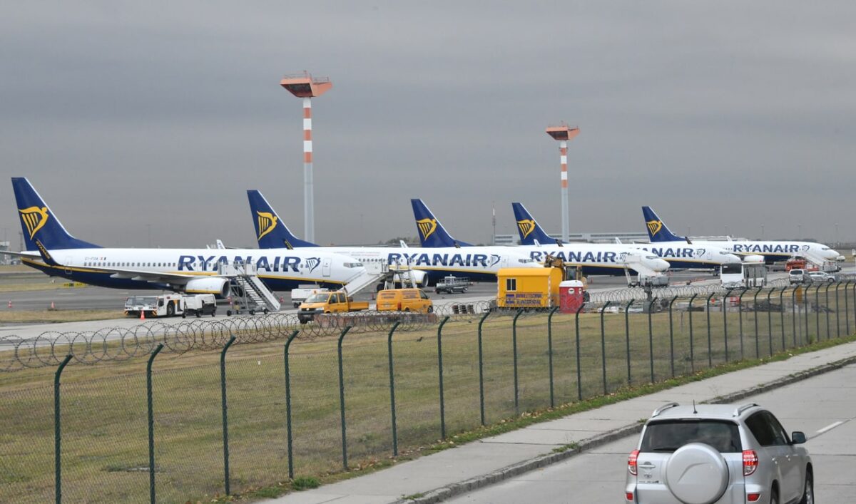 Zucchero salta la fila in aeroporto: "Comprese le persone in carrozzina"