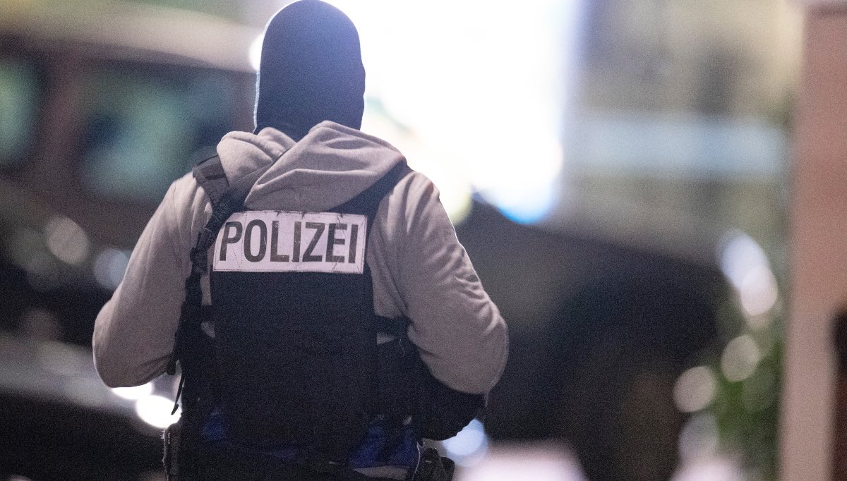 Scheletri senza mani e piedi sotto la casa del gerarca nazista: il mistero