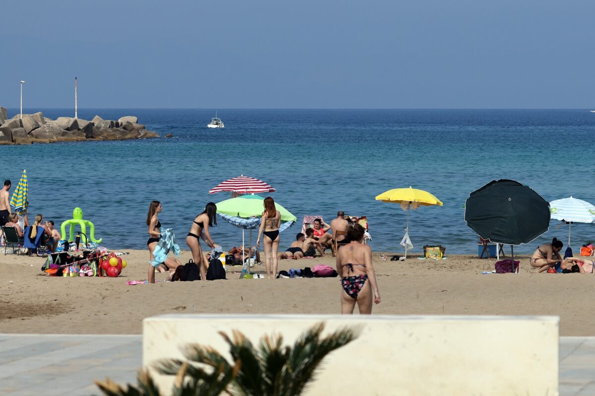 Crotone: installata sul lungomare l'opera raffigurante una 'Foca Monaca'