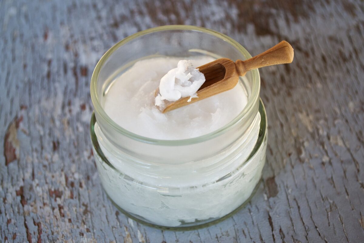 Olio di cocco: gli utilizzi per la cura di pelle e capelli