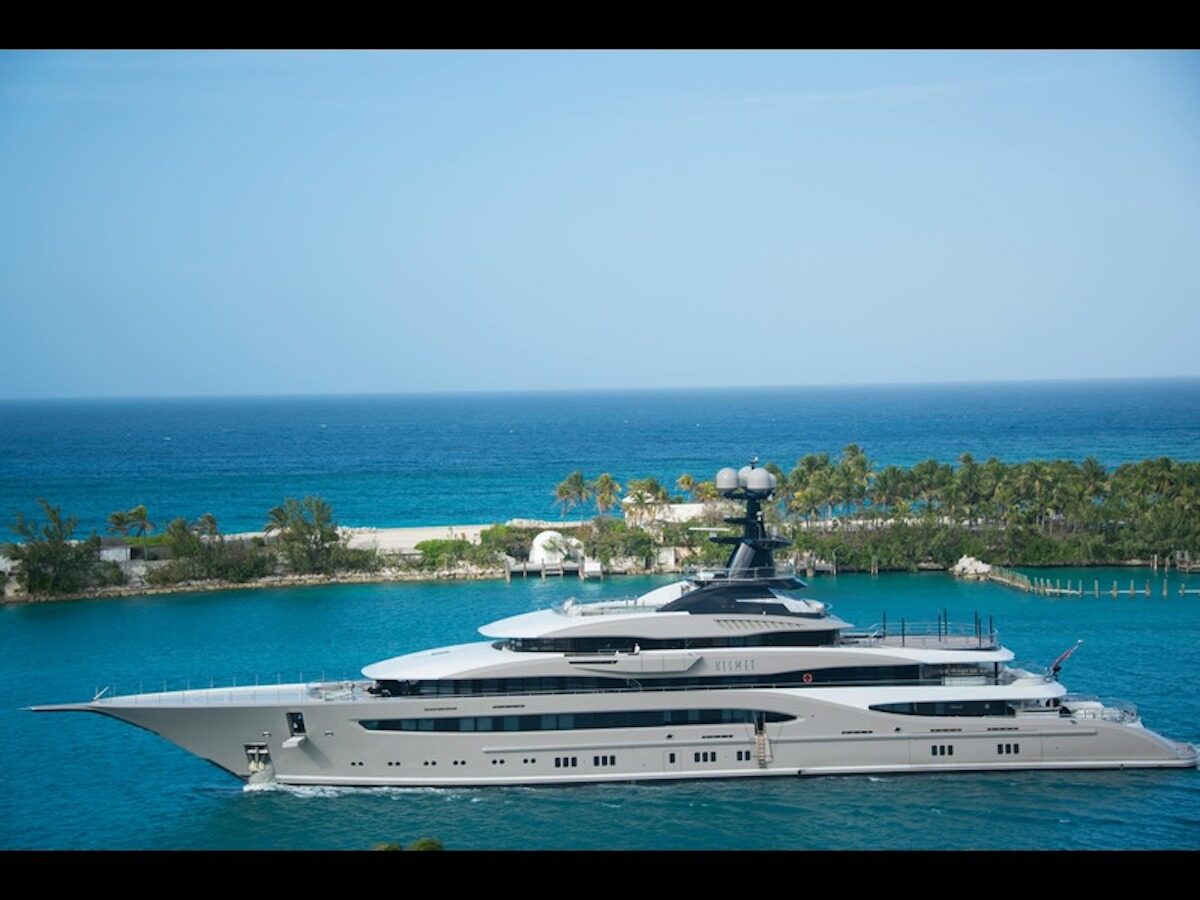 Lusso e avventura: la magia di una vacanza su uno yacht privato