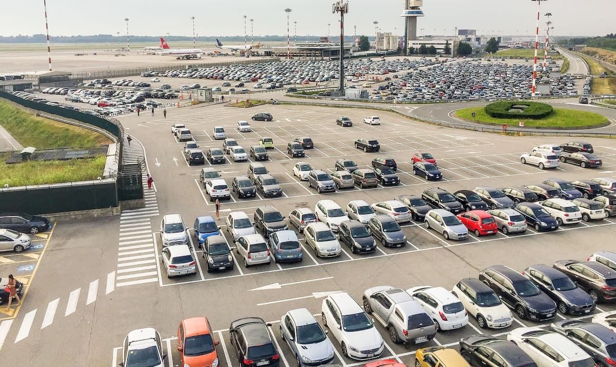 Parcheggio a Malpensa: pro e contro, costi e soluzioni alternative