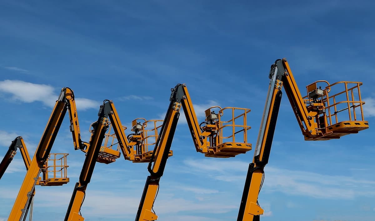 Noleggio piattaforme aeree: soluzioni ideali per lavori edilizi