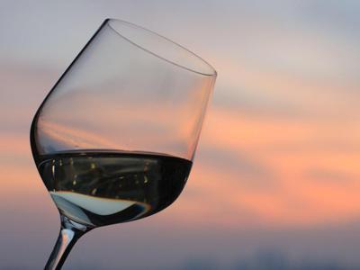 'Più ubriachi e cuore a rischio', alert dalla scienza per chi beve in volo