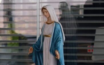 Le fantomatiche apparizioni di Gisella Cardia sono false e la Madonna sul Lago di Bracciano non è mai apparsa