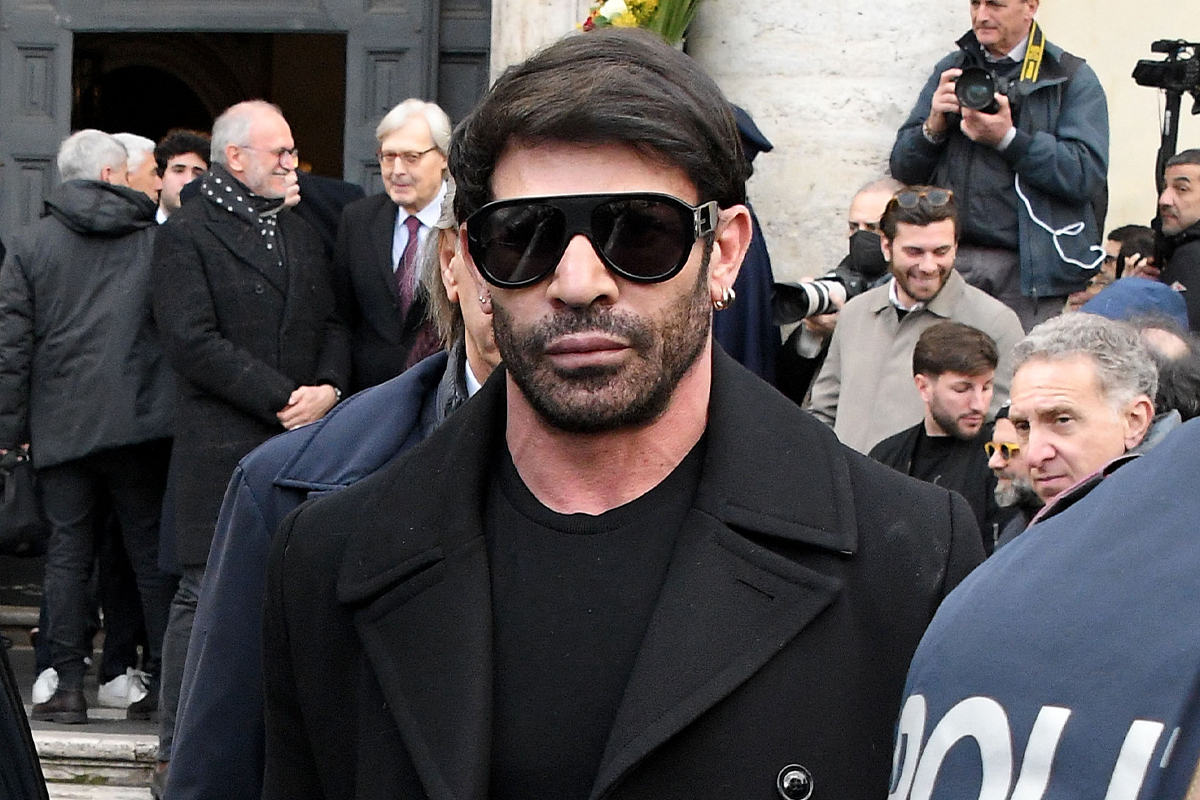 Gianni Sperti: attacchi social dopo l'arrivo in elicottero ad un evento a Napoli