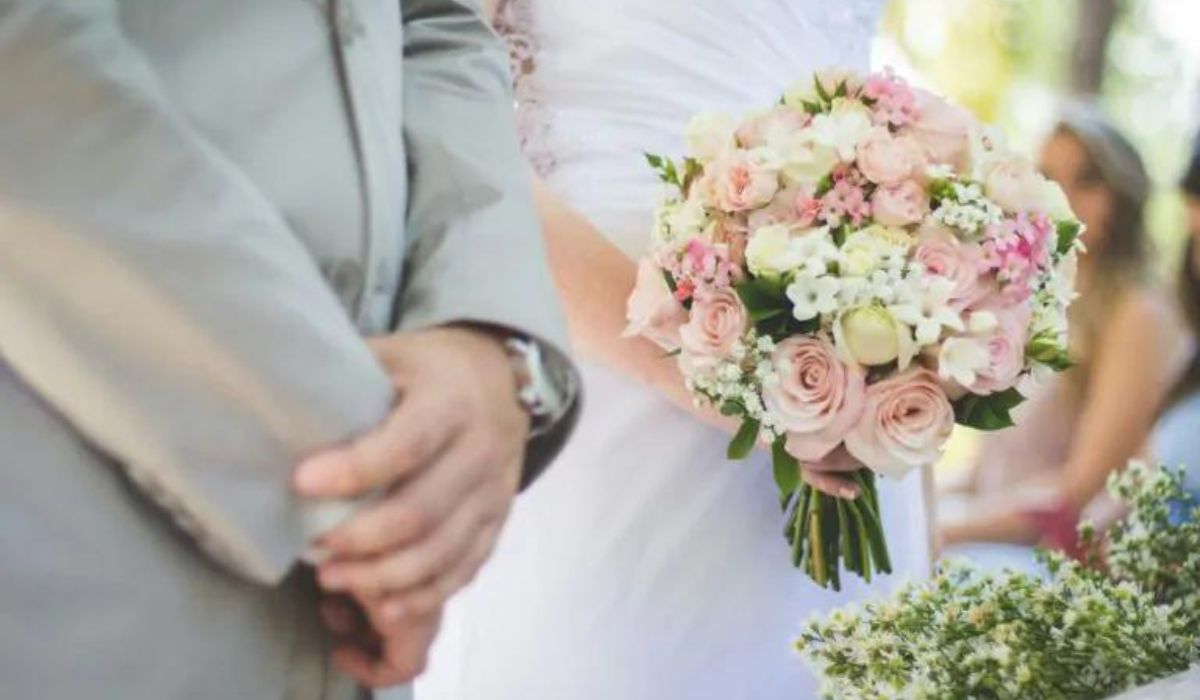 Giovani sposi festeggiano il matrimonio in ospedale dal papà malato di SLA: il video commovente