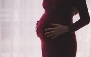 Stretta della Lega sulla maternità surrogata: pene più severe e carcere fino ai 10 anni