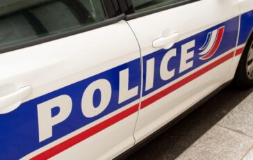 I pompieri sono intervenuti dopo che dall'edificio è cominciato ad uscire del fumo nero