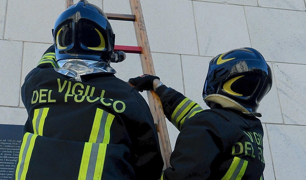 Incendio a Sandrigo, Vicenza: capannone in fiamme