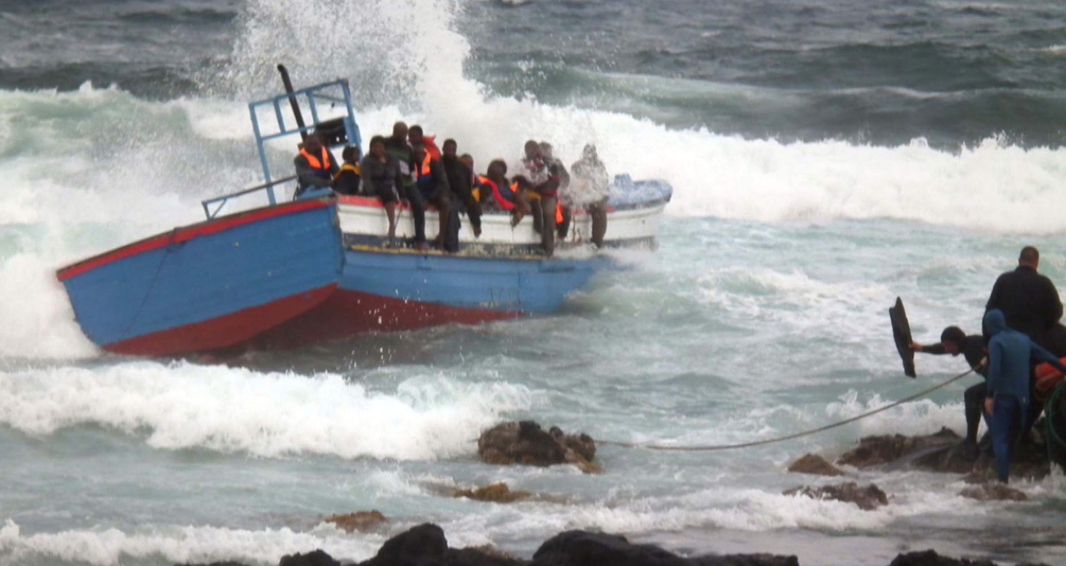 Barca di migranti capovolta al largo della Calabria: 50 dispersi, tra cui 26 bambini