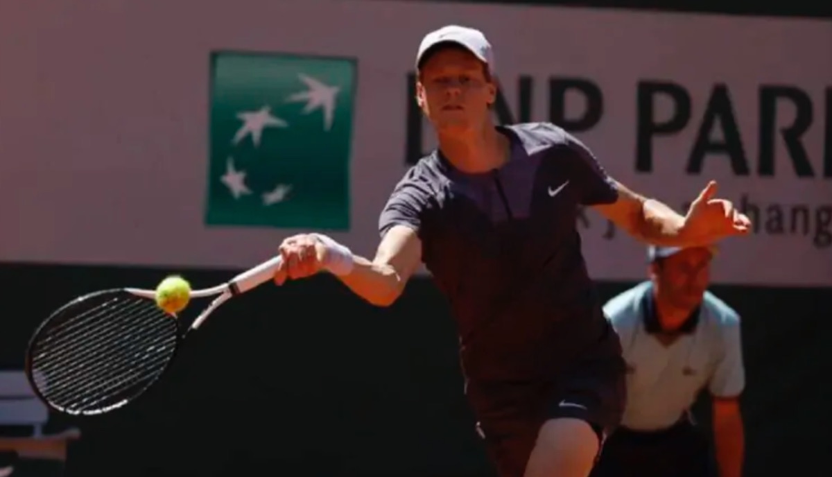 Roland Garros, Alcaraz batte Sinner al quinto e vola in finale