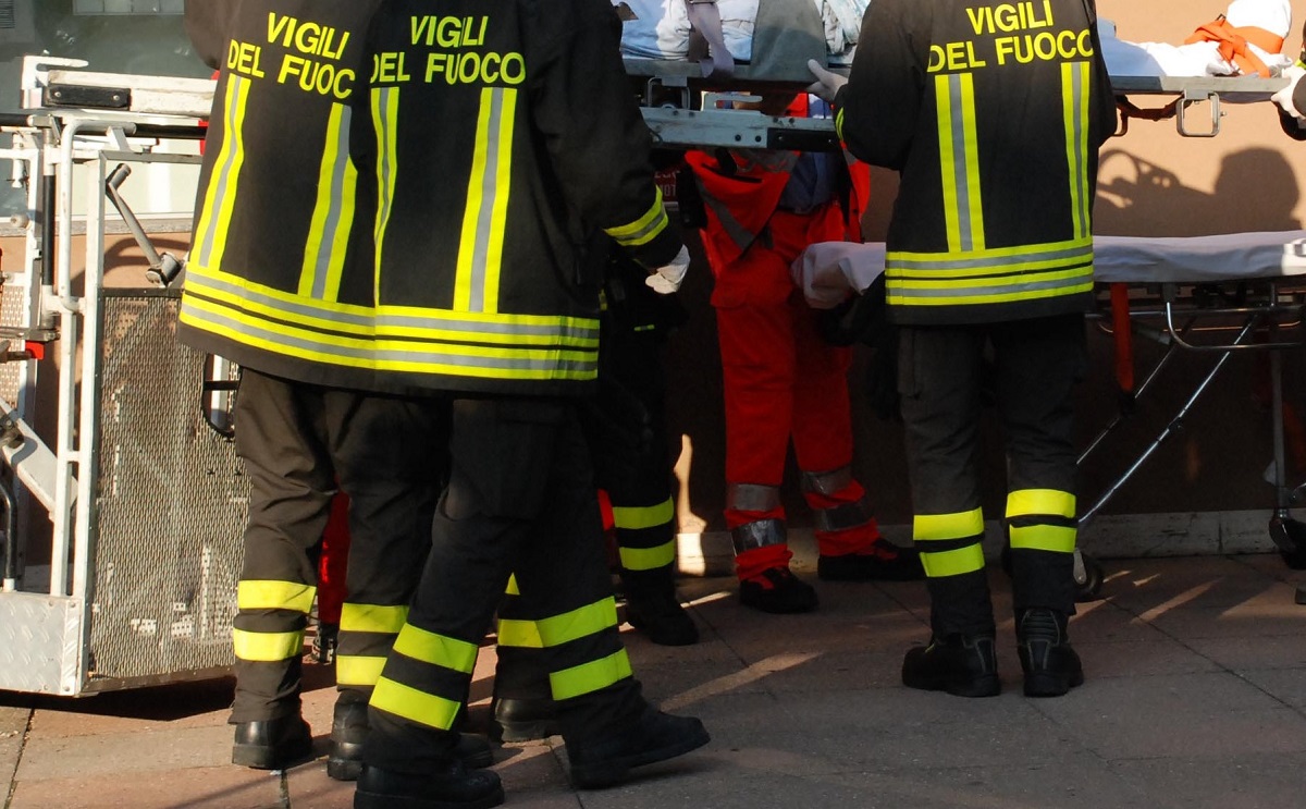 Aversa, violento incendio: le fiamme in un deposito