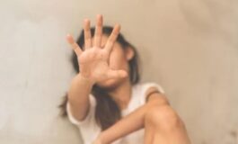 Dopo essere stuprata da tre amici, viene licenziata