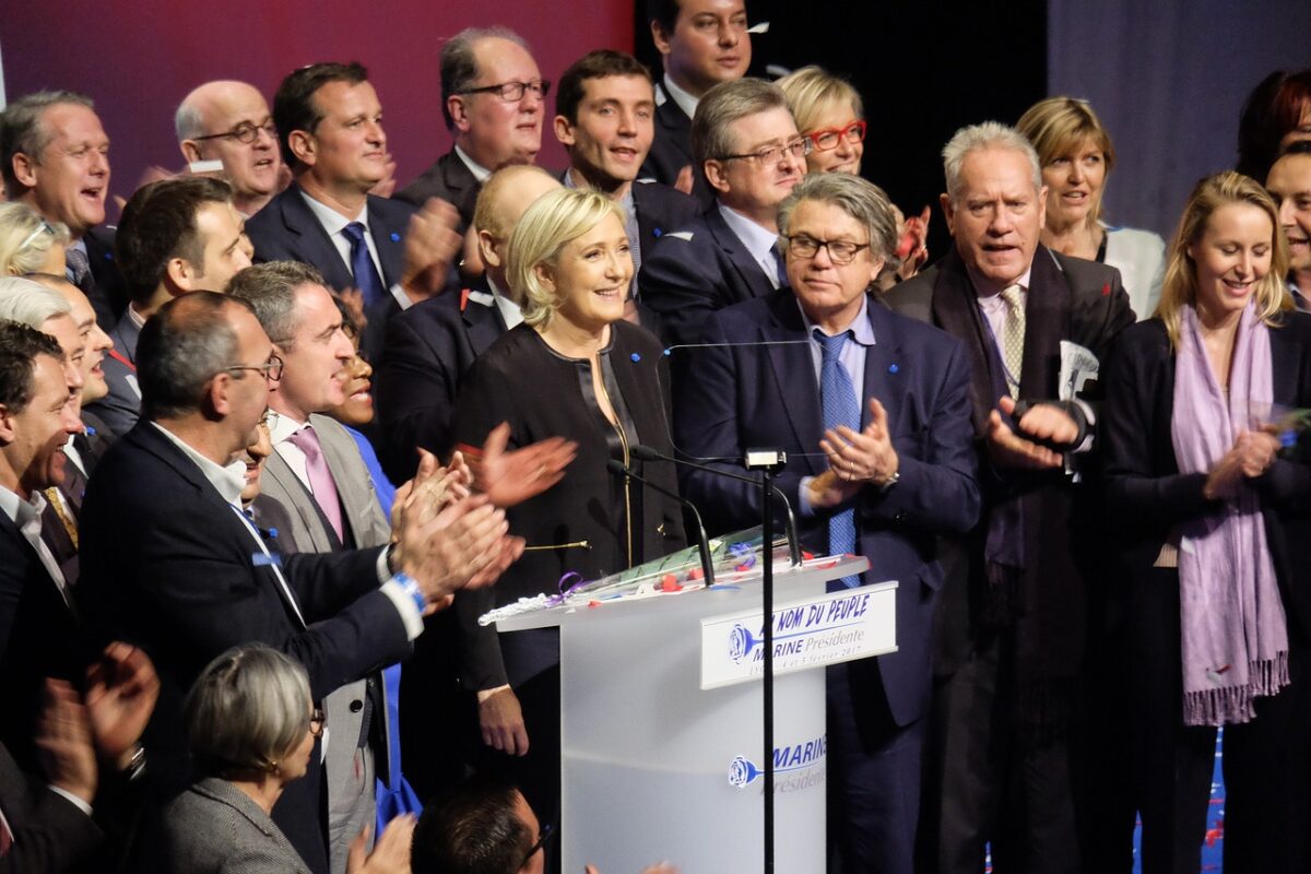 Manifestazioni di massa in Francia contro l'estrema destra di Le Pen e Bardella