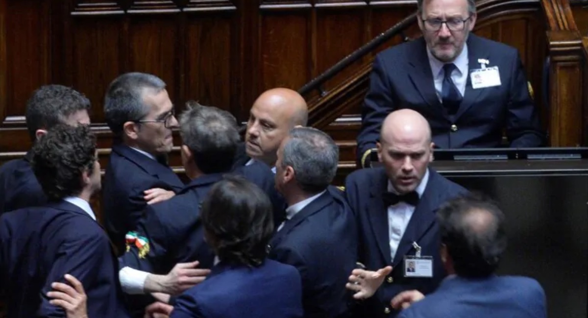 Rissa alla Camera durante la discussione sull'Autonomia differenziata: Donno cade ed esce in carrozzina