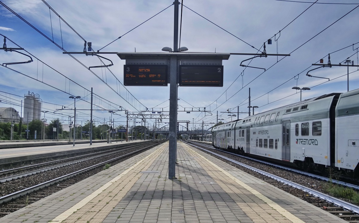 Tragedia in provincia di Brescia, coppia investita da un treno: è giallo