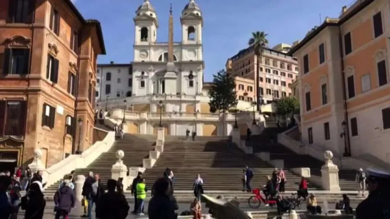 Roma, attivisti imbrattano Piazza di Spagna con vernice rossa: "L'ha detto Elena Cecchettin"