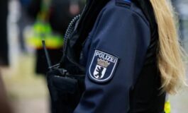 Attivisti imbrattano una statua a Brema