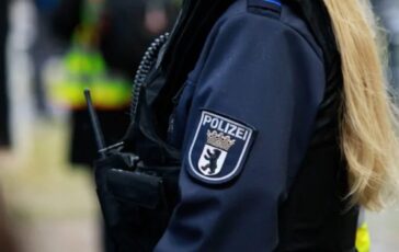 Attivisti imbrattano una statua a Brema