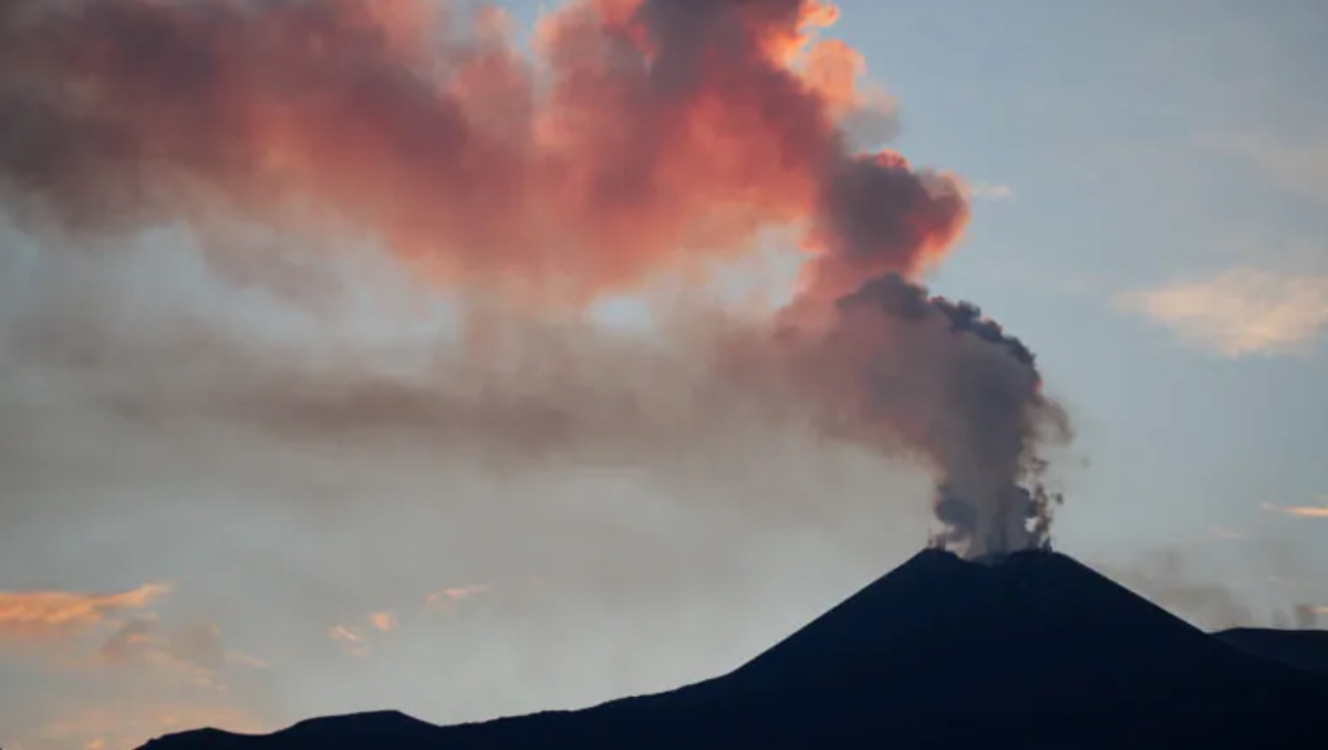 Eruzione Etna, fontane di lava e nube di cenere: aeroporto di Catania operativo