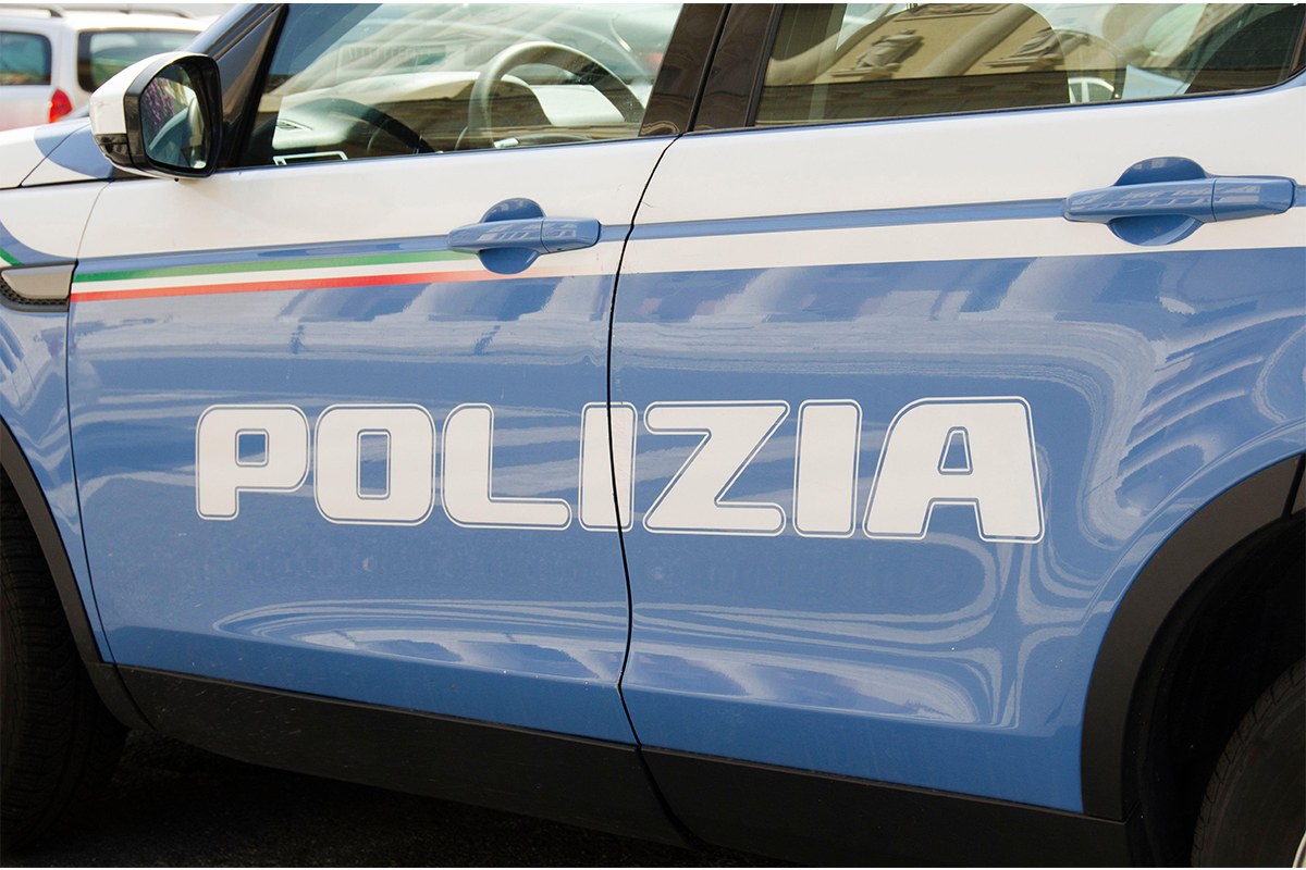 Brescia, uomo in manette per una serie di furti: era nascosto nel frigorifero di un negozio