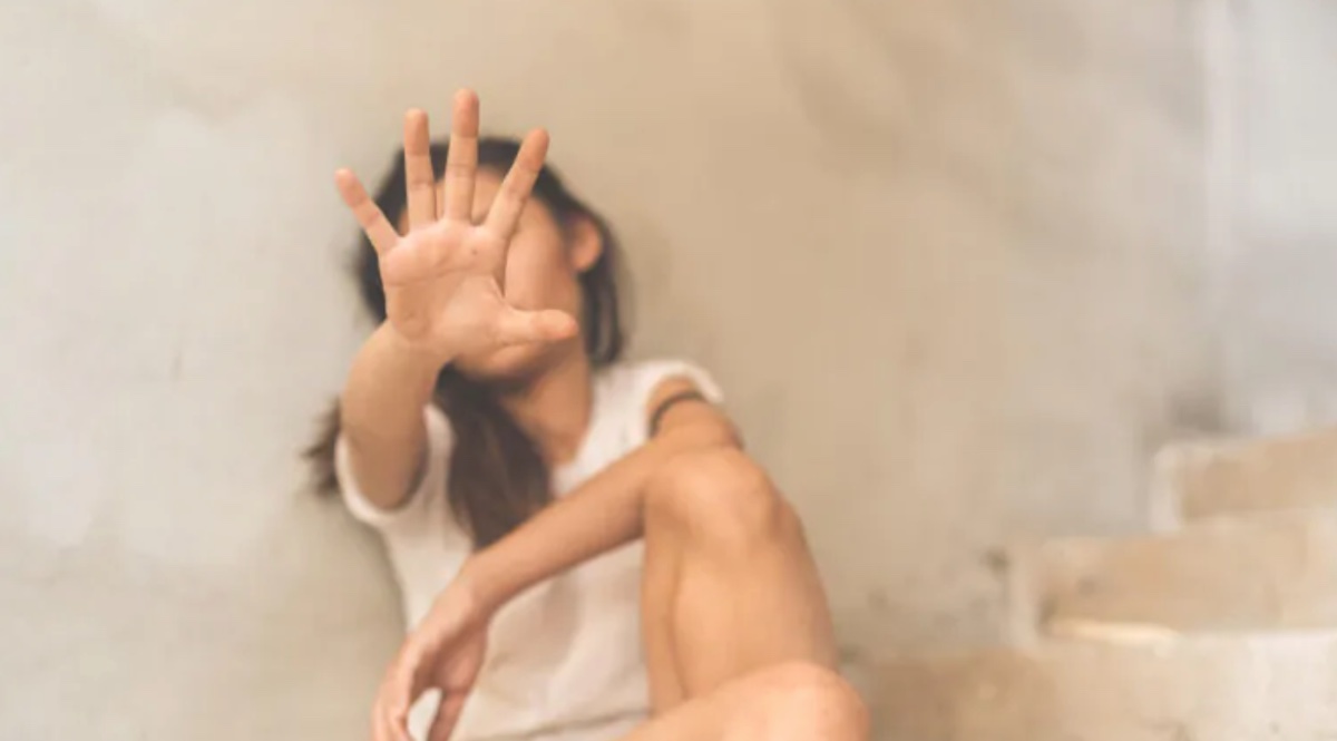 Donna violentata mentre apre il bar in cui lavora: l'aggressore aveva il volto coperto