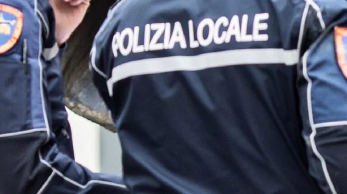Incidente a Palermo, l'auto si ribalta in viale Campania: danni e due feriti