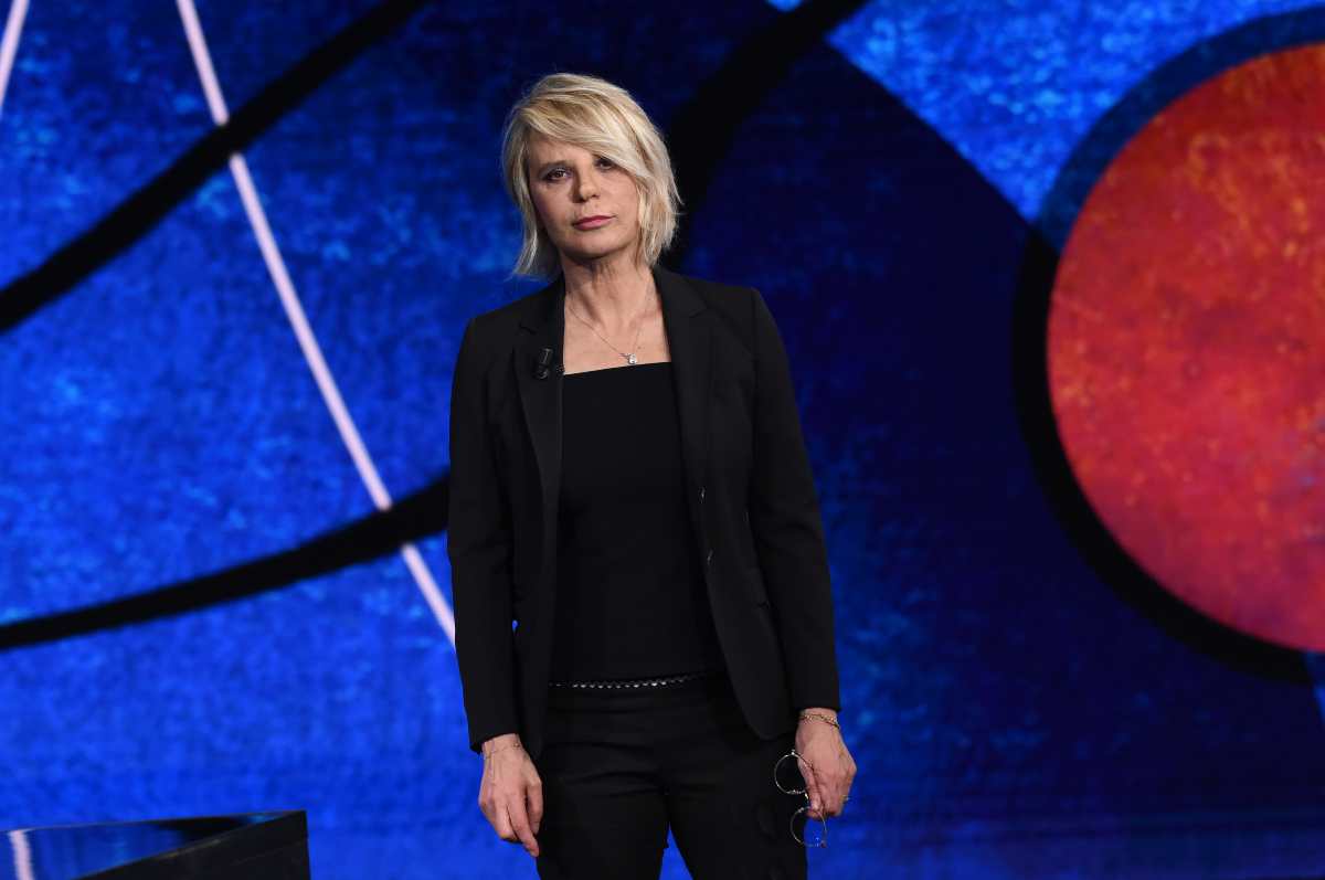 Maria De Filippi in vacanza in Sardegna: la regina della tv i rilassa pensando ai prossimi impegni